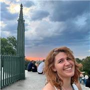 Profesora de arte, danza, psicología y filosofía con titulación universitaria. 
Clases online para niños, adolescentes y también adultos interesados en todo tipo de actividades creativas y artísticas (pintacaras, pintura facial y corporal, acuarela, batik